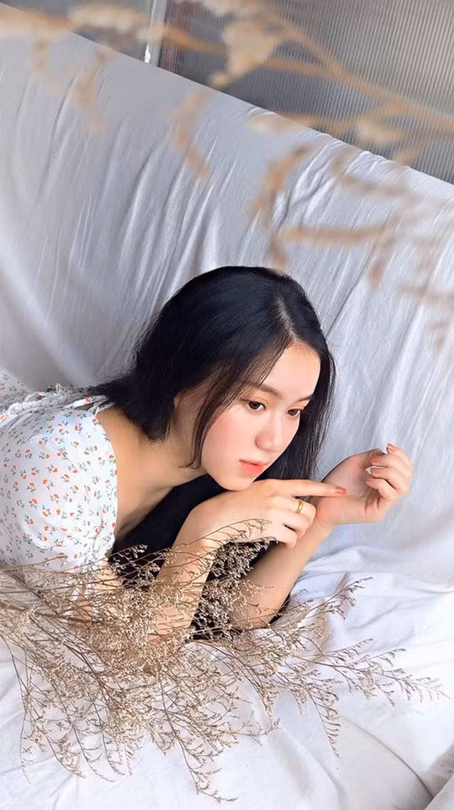 Với ngoại hình nổi bật của mình, Kim Oanh được một số nhãn hiệu thời trang mời làm mẫu. Thế nhưng chỉ những lúc rảnh cô mới nhận lời bởi hiện tại việc học mới là ưu tiên hàng đầu.