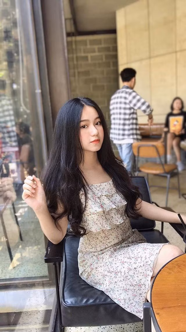 Kim Oanh rất mong muốn được đi đây đi đó, tìm hiểu những điều mới mẻ trong cuộc sống bởi cô nàng quan niệm rằng tuổi trẻ phải sống hết mình và luôn theo đuổi hoài bão.