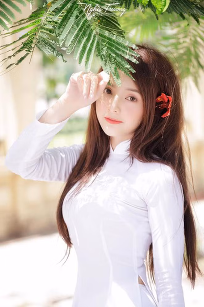 Sự nổi tiếng mang đến cho cô bạn nhiều cơ hội phát triển bản thân. Nhưng khi đó hot girl Lan Hương lại chọn cách im lặng, không có nhiều hoạt động nghệ thuật nổi bật mà chỉ chú tâm vào chuyện học hành.