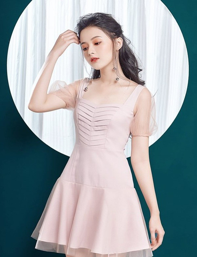 Sau khi tốt nghiệp đại học, Lan Hương hoạt động song song nghệ thuật và kinh doanh.