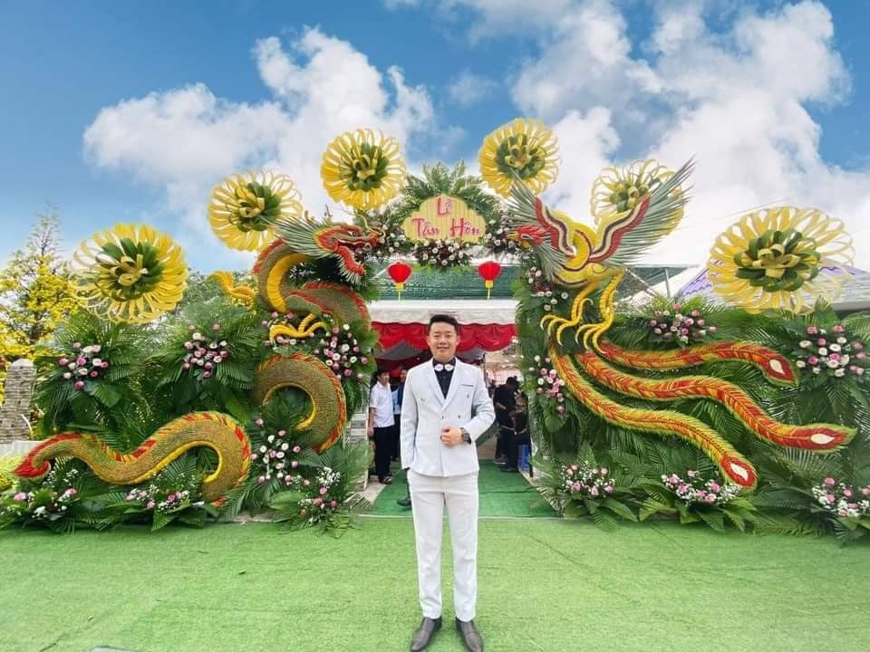 Được biết, cổng chào độc đáo này được kết lại từ những tán lá dừa, hoa, nan và một số loại lá khác. Chiếc cổng dựng lên gợi lại trong ký ức của nhiều người miền Tây hình ảnh về sự yên bình, giản dị, phảng phất hình ảnh quê nhà giữa sự tấp nập của cuộc sống hiện đại. Ảnh: hóng hớt Cần Thơ