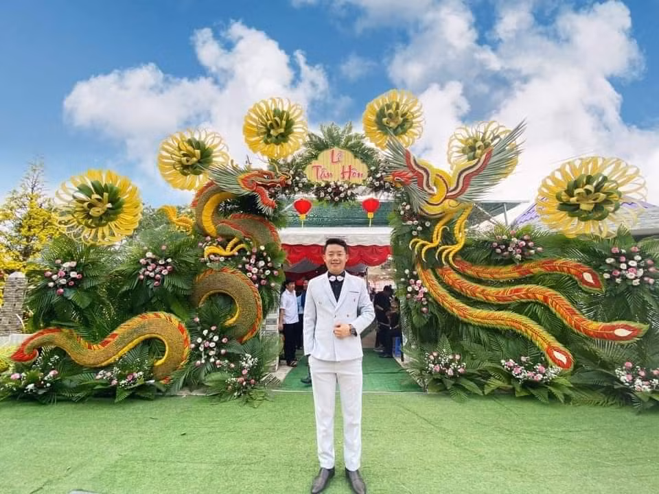 Được biết, cổng chào độc đáo này được kết lại từ những tán lá dừa, hoa, nan và một số loại lá khác. Chiếc cổng dựng lên gợi lại trong ký ức của nhiều người miền Tây hình ảnh về sự yên bình, giản dị, phảng phất hình ảnh quê nhà giữa sự tấp nập của cuộc sống hiện đại. Ảnh: hóng hớt Cần Thơ