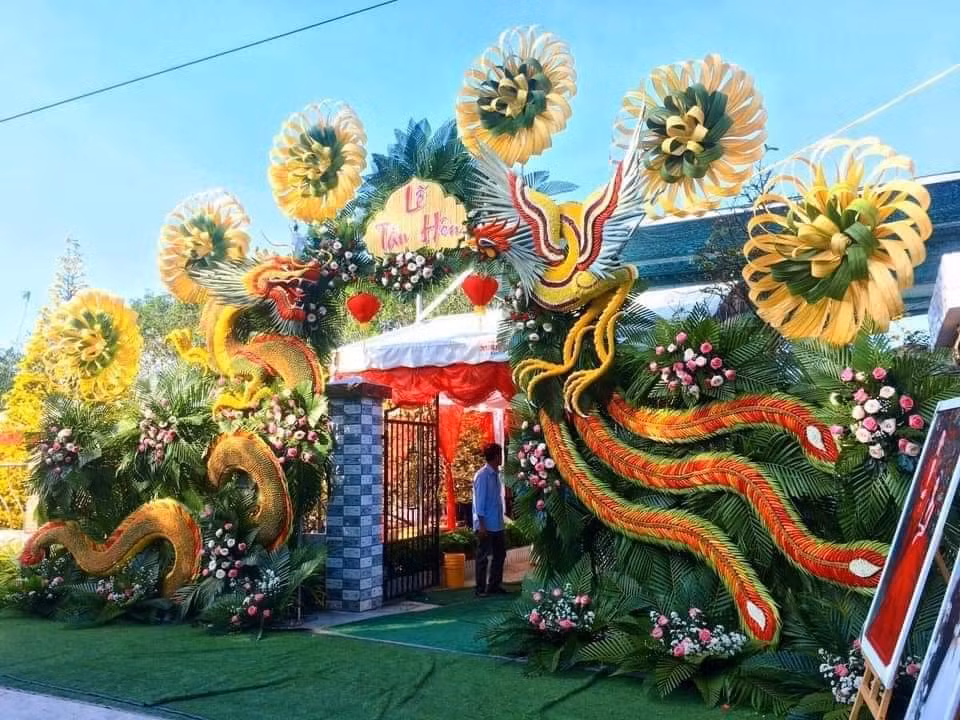 Sau khi đăng tải, hình ảnh chiếc cổng cưới trang trí hình long phượng được làm bằng lá dừa và các loại cây hoa cũng thu hút nhiều lời khen từ cộng đồng mạng. Ảnh: hóng hớt Cần Thơ