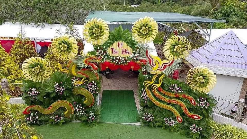 Ngày xưa ở các tỉnh miền Tây nhiều người thường dùng cổng này để trang trí trong đám cưới, nhưng cùng với sự phát triển của cuộc sống, giờ rất ít người trang trí đám cưới bằng chiếc cổng được thiết kế theo hình long phượng này. Ảnh: hóng hớt Cần Thơ