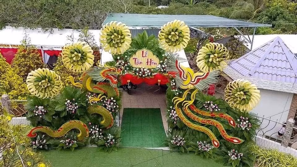 Ngày xưa ở các tỉnh miền Tây nhiều người thường dùng cổng này để trang trí trong đám cưới, nhưng cùng với sự phát triển của cuộc sống, giờ rất ít người trang trí đám cưới bằng chiếc cổng được thiết kế theo hình long phượng này. Ảnh: hóng hớt Cần Thơ