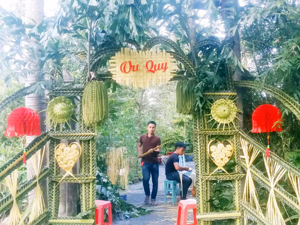 Cổng cưới đan kết bằng lá dừa xuất hiện nhiều ở miền Tây sông nước.