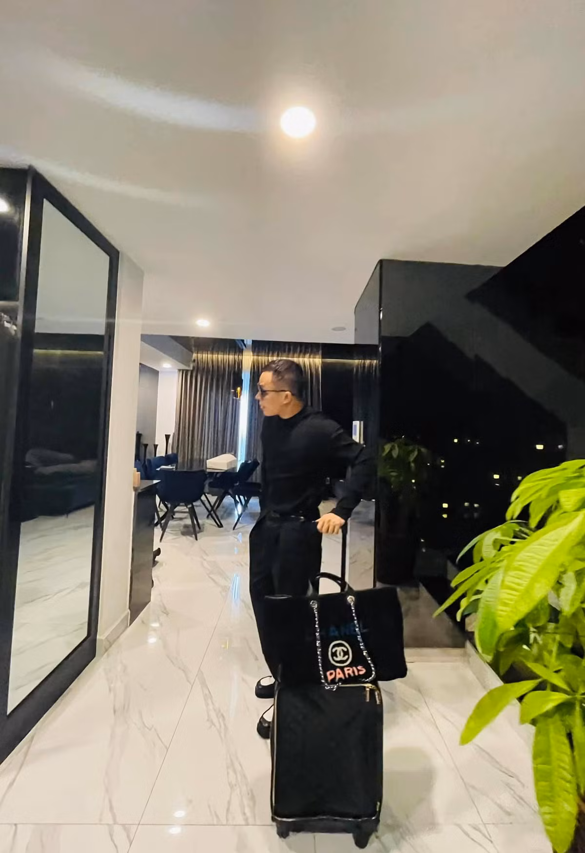 Rất may, lần này, khi “lục” lại lịch trình trên trang cá nhân Facebook và Instagram của Vũ Khắc Tiệp, người ta không còn thấy anh check-in tại Hải Dương hay Quảng Ninh trong thời gian gần đây.