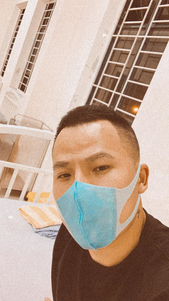 Vào ngày 28/1, Việt Nam chính thức ghi nhận thêm 2 ca nhiễm virus SARS-CoV-2, kết thúc chuỗi 55 ngày liên tiếp không có ca nhiễm mới trong cộng đồng. Ngay lập tức, "thanh niên số nhọ nhất mùa dịch bệnh" Vũ Khắc Tiệp được xướng tên trên mạng xã hội vì đã từng đen đủi khi liên tục phải cách ly.