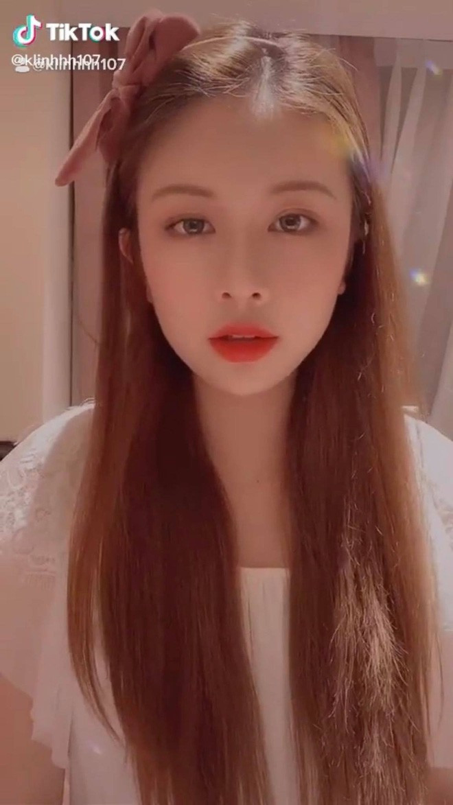 Trái ngược với Khánh Hà - bạn gái cũ của Phan Hoàng, Khánh Linh khá kín tiếng trên MXH.