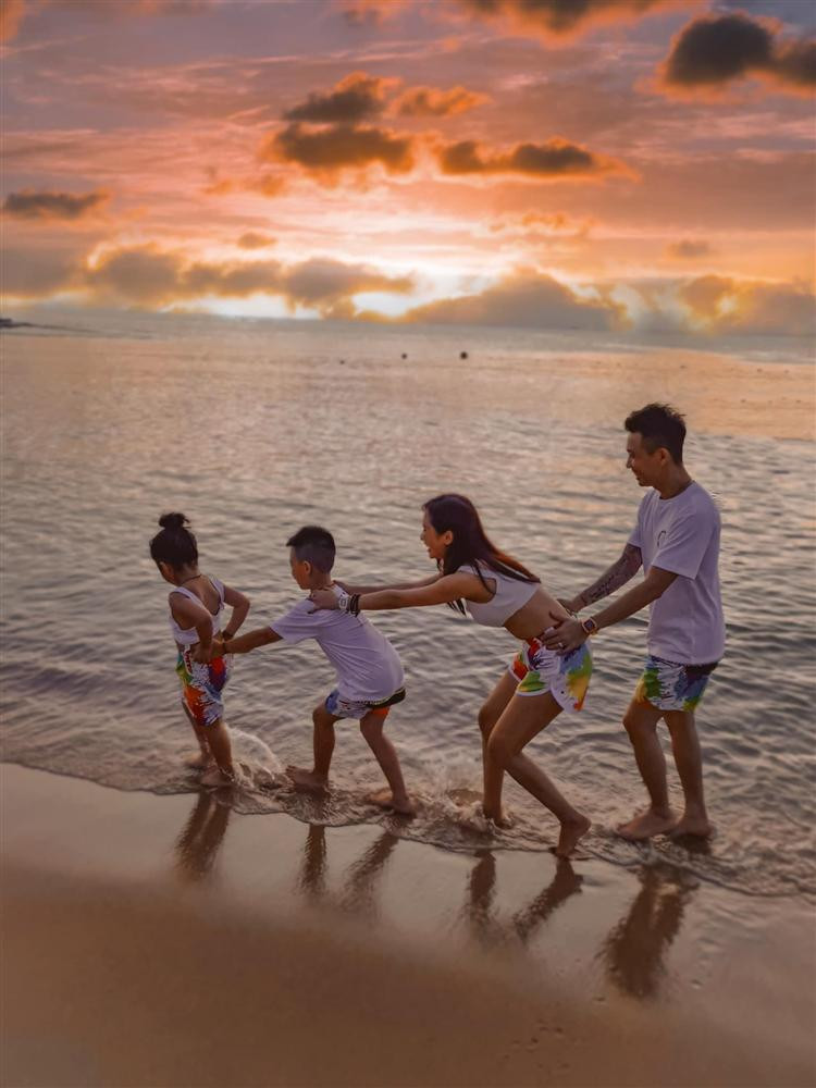 Gia đình Minh Nhựa có những khoảnh khắc tuyệt vời bên nhau.