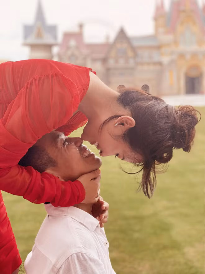 Ngoài việc gây chú ý với cuộc sống sang chảnh, vợ chồng đại gia Minh Nhựa còn khiến dân tình ghen tị khi thường xuyên chia sẻ hình ảnh ngọt ngào, lãng mạn.