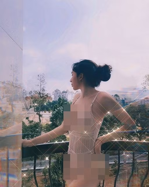 Với chiều cao 1m72, nặng 50kg, số đo 3 vòng là 90 - 60 – 89, Minh Anh luôn lựa chọn trang phục làm tôn lên ngoại hình mảnh mai và cuốn hút của mình.