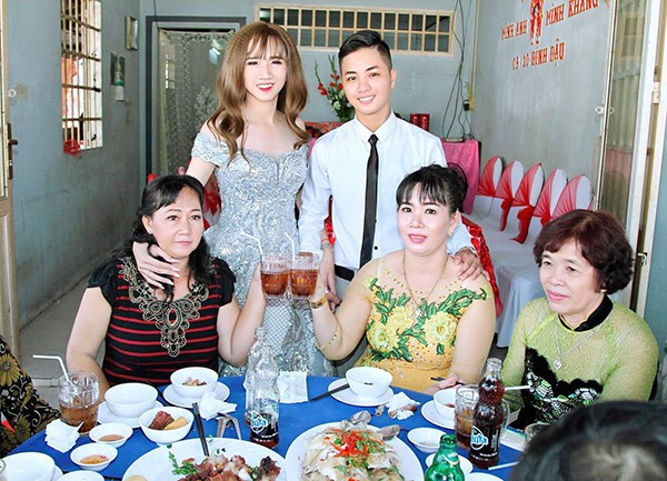 Minh Anh - Minh Khang là cặp đôi hoán đổi giới tính từng gây sốt năm 2017 khi công khai những hình ảnh đính hôn có sự chúc phúc của 2 bên gia đình.