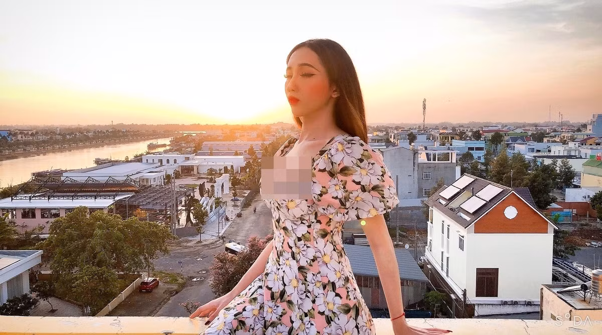 Minh Anh ngày càng ăn mặc táo bạo, gợi cảm hơn trong vài tháng trở lại đây.