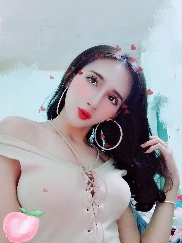 Minh Anh luôn mặc trang phục tôn dáng, thường có điểm nhấn nổi bật hoặc lấp lánh cầu kỳ. Ảnh: Tổng hợp