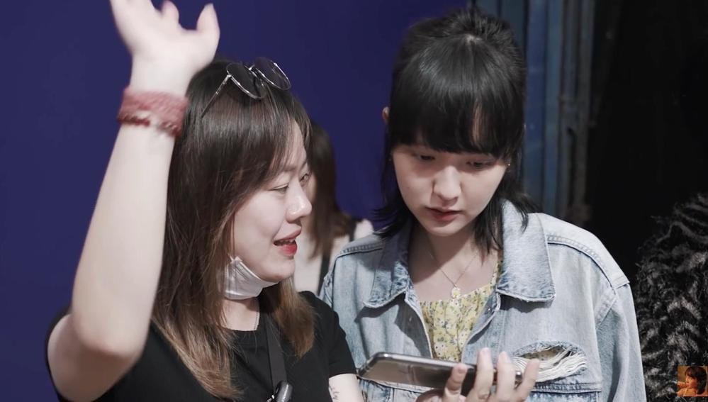 Mới đây, phần 2 của hậu trường MV Chúng ta của hiện tại của Hải Tú được tiết lộ. Bên cạnh những hình ảnh vui vẻ, thân thiết giữa Hải Tú và ê-kíp, người hâm mộ cũng đặc biệt quan tâm đến nhan sắc của cô nàng. Ảnh: Chụp màn hình