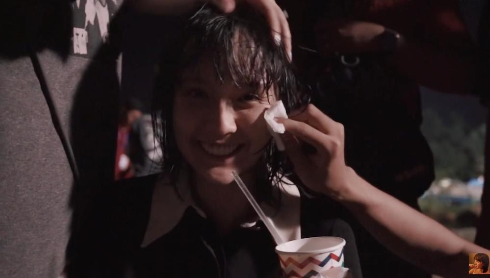 Dù mặt lấm lem, "nàng thơ" của Sơn Tùng vẫn giữ được thần thái tươi tỉnh. Ảnh: Chụp màn hình