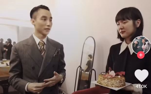 Trước đó, Hải Tú bị cư dân mạng chê bai nhan sắc trong một đoạn clip mừng sinh nhật. Khoảnh khắc Sơn Tùng M-TP và Hải Tú xuất hiện chung trong một khung hình đã gây ra nhiều tranh cãi trong cộng động TikTok. Ảnh: Chụp màn hình