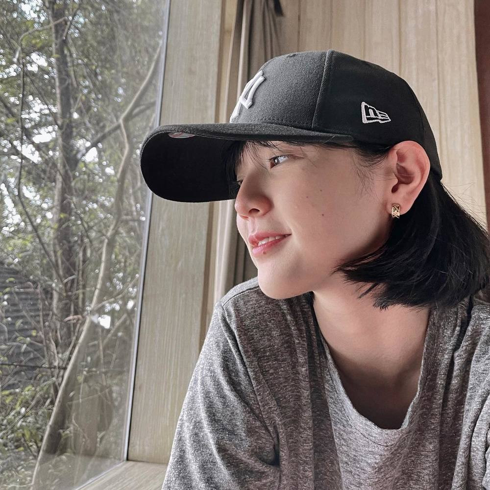 Giữa nhiều lùm xùm bị chê bai mặt mộc, Hải Tú cũng đã đáp trả bằng việc đăng ảnh cận mặt trên trang cá nhân. Qua bức ảnh này, fan có thể khẳng định nhan sắc xinh xắn của Hải Tú ngoài đời thực.