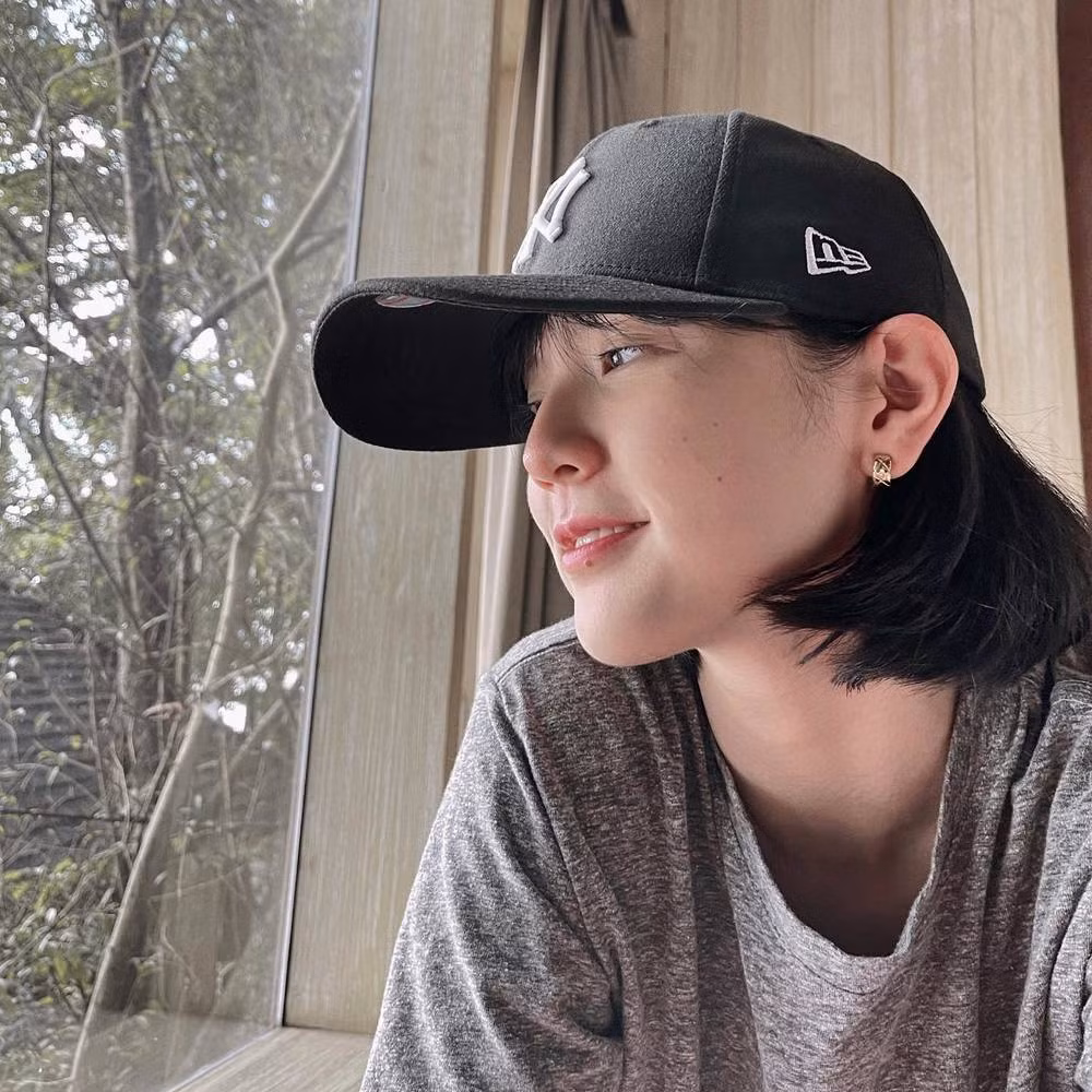 Giữa nhiều lùm xùm bị chê bai mặt mộc, Hải Tú cũng đã đáp trả bằng việc đăng ảnh cận mặt trên trang cá nhân. Qua bức ảnh này, fan có thể khẳng định nhan sắc xinh xắn của Hải Tú ngoài đời thực.