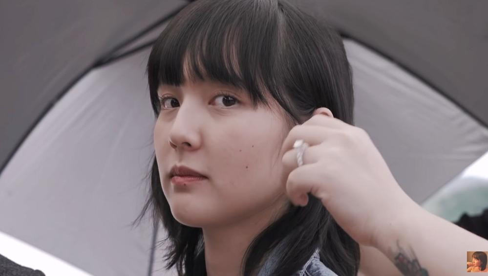 Khuôn mặt của Hải Tú dù xuất hiện bọng mắt hay nếp nhăn nhưng không thể dìm nổi nhan sắc trời phú của cô nàng. Ảnh: Chụp màn hình