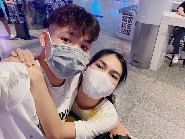 Sau khi chia tay trung vệ Lê Thành Phong, người mẫu/diễn viên Lê Ngọc Trinh tiếp tục yêu một cầu thủ trẻ khác của bóng đá Việt Nam là Liễu Quang Vinh. Cầu thủ này trưởng thành từ lò PVF.