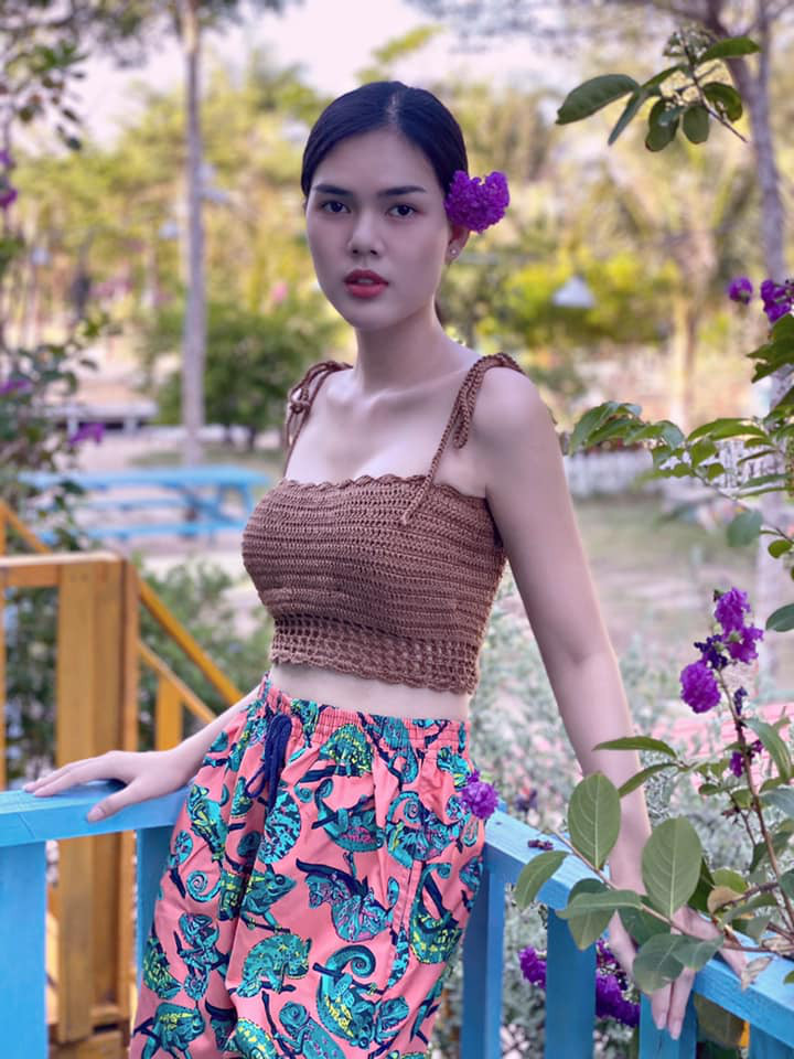 Biết rõ lợi thế hình thể, Ngọc Trinh thường xuyên lựa chọn những bộ trang phục ôm sát đường cong chuẩn đồng hồ cát.