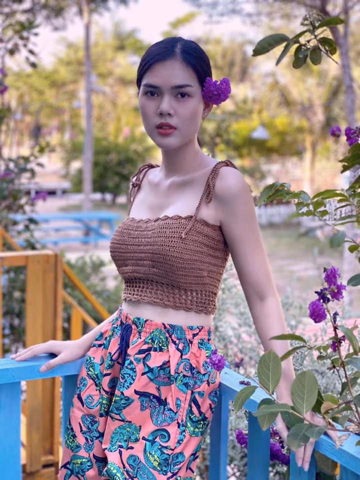 Biết rõ lợi thế hình thể, Ngọc Trinh thường xuyên lựa chọn những bộ trang phục ôm sát đường cong chuẩn đồng hồ cát.