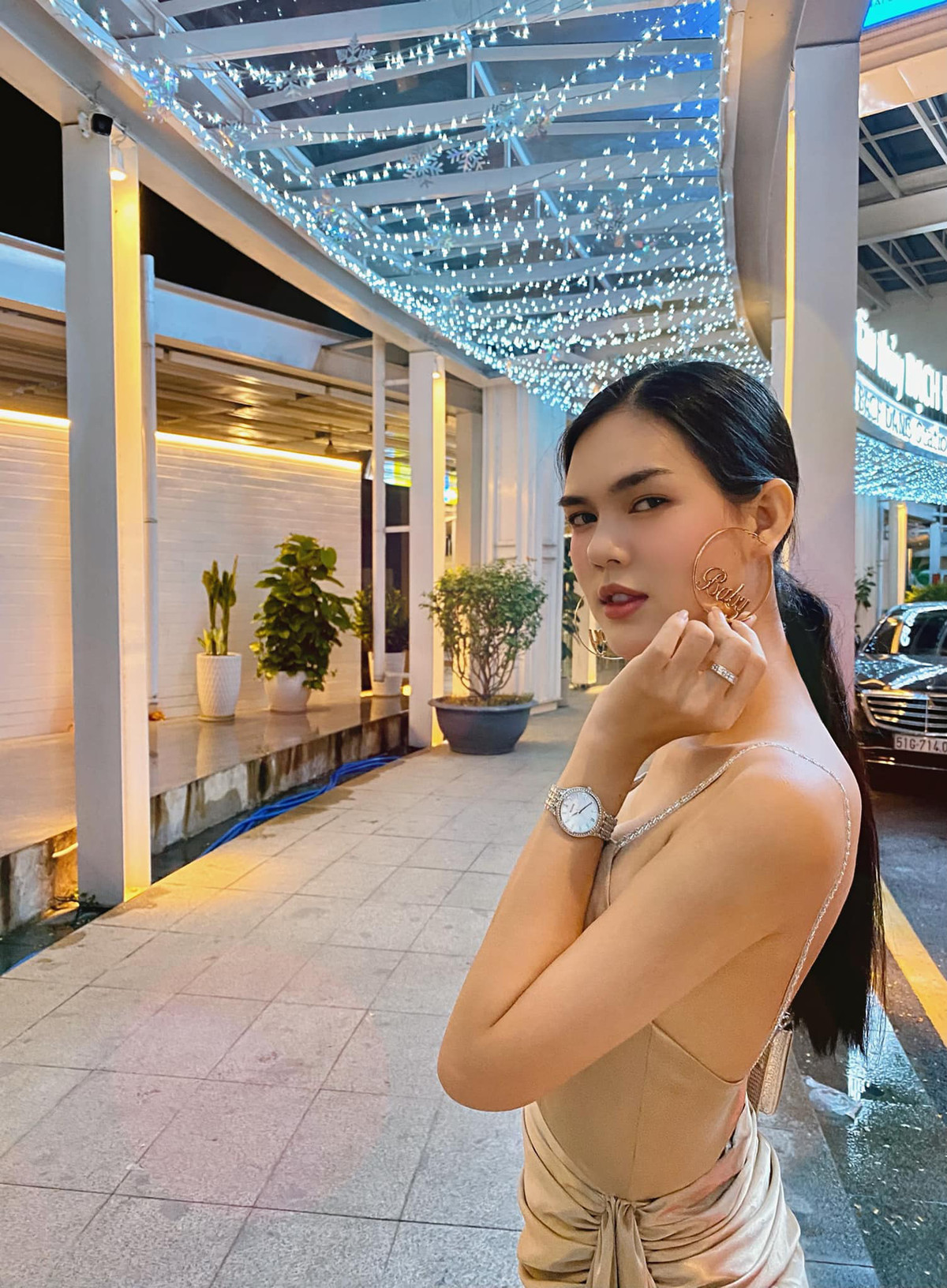 Cách tạo dáng của Ngọc Trinh cũng không thua kém "Nữ hoàng nội y".