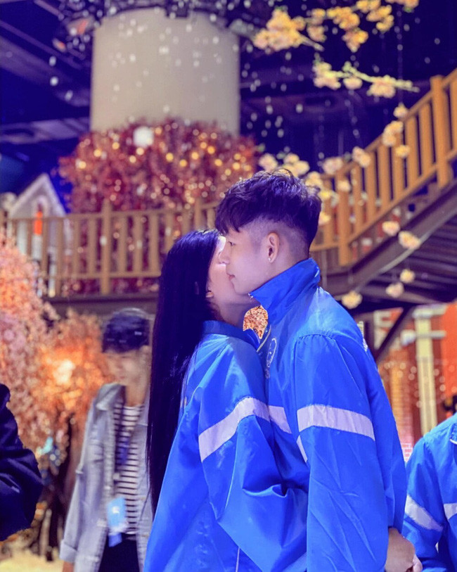 Cặp đôi có vài tháng hẹn hò trước khi chính thức công khai mối quan hệ. Hiện cả hai đều không ngại đăng tải hình ảnh nửa kia trên trang cá nhân và xuất hiện cùng nhau ở các sự kiện.