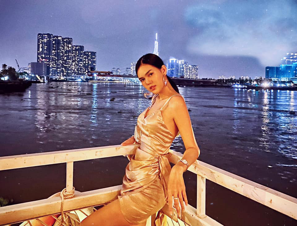 Cô nàng sinh năm 1996 từng tự tin khoe hình thể trước khi đoạt giải Á hậu Áo dài Việt Nam 2017.