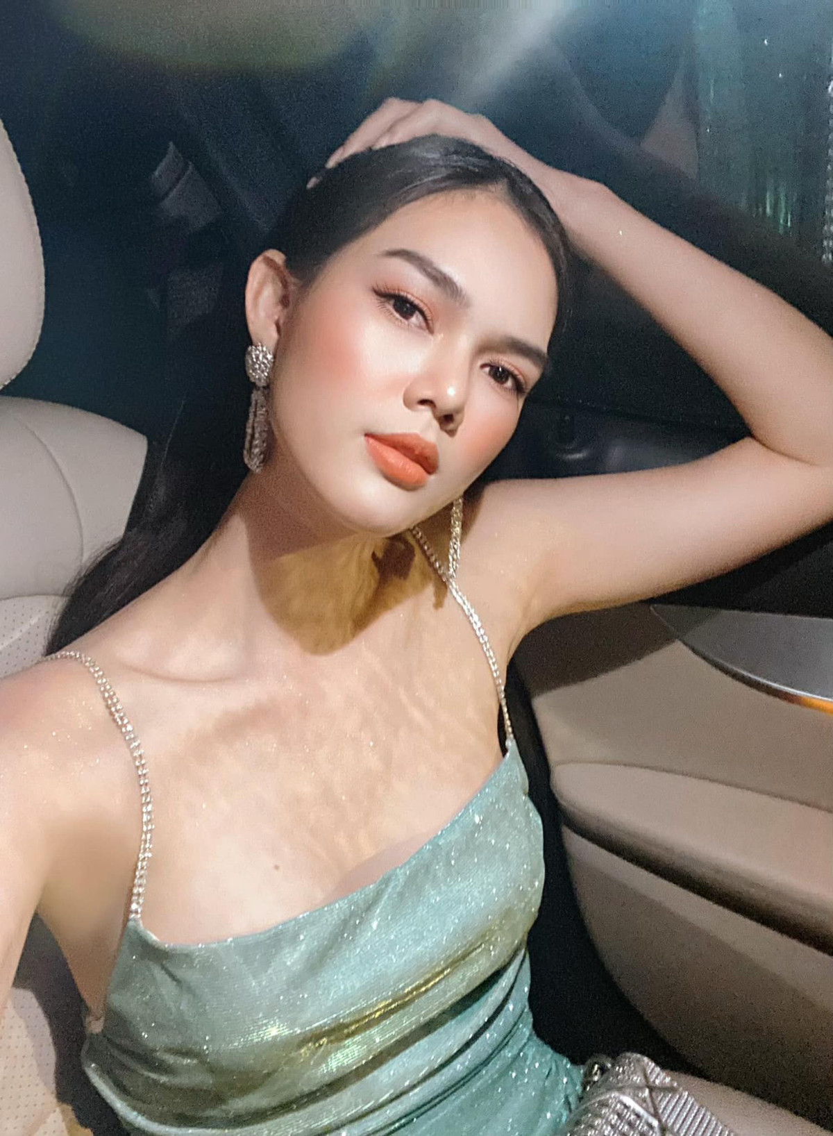 Nhờ giống "Nữ hoàng nội y" Ngọc Trinh mà cô được chú ý nhiều hơn.