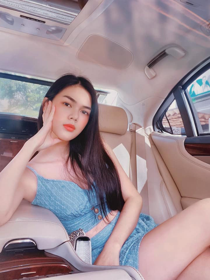 Gái xinh "đốn tim" trai trẻ SHB Đà Nẵng từng được gọi là "bản sao" Ngọc Trinh cũng vì sở hữu thân hình khá tương đồng và cái tên khá giống.