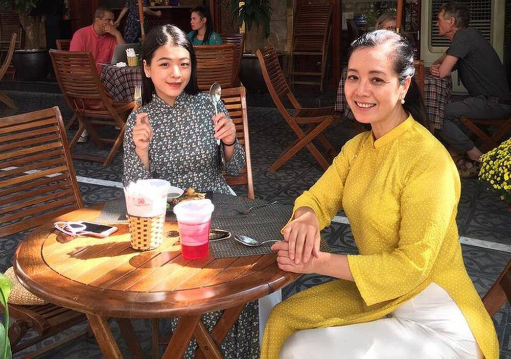 Vẻ đẹp ngây thơ nhưng không kém phần mặn mà. Trong hai chị em, Hồng Khanh là người thừa hưởng trọn vẹn nhan sắc cùng niềm đam mê nghệ thuật từ mẹ.