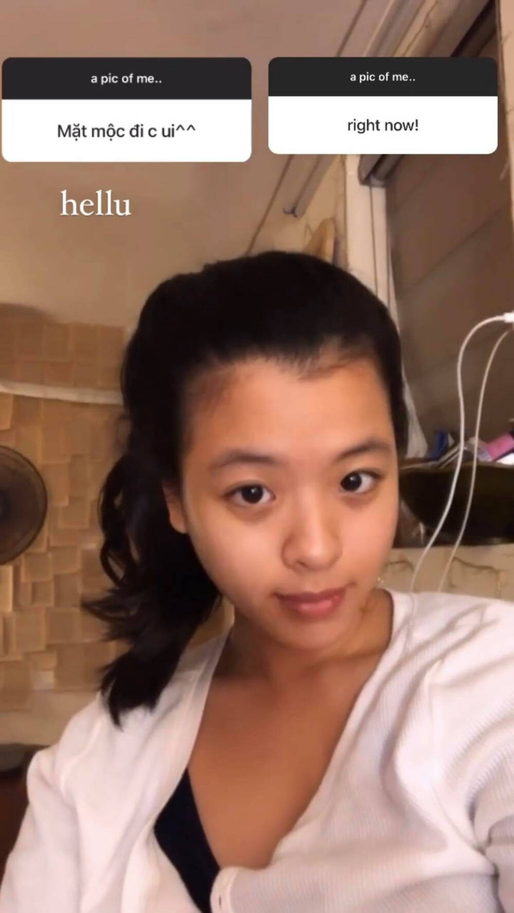 Mới đây, cô nàng đã hào hứng khoe mặt mộc hoàn toàn và dùng camera thường theo yêu cầu của dân mạng. Có thể thấy, khi không có lớp trang điểm, nhan sắc Hồng Khanh có phần kém nổi bật. Tuy nhiên, cô nàng vẫn rất tự tin với làn da khoẻ khoắn, không tì vết của mình.