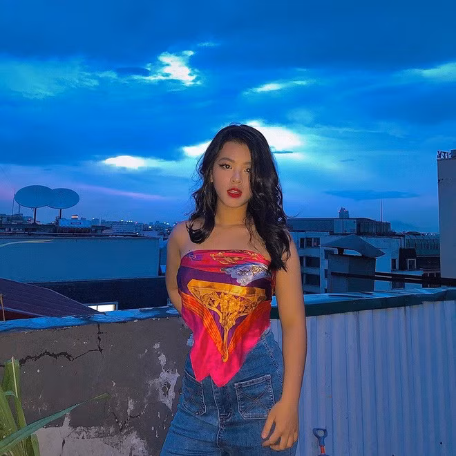 Hồng Khanh của hiện tại giờ đã ra dáng thiếu nữ với khuôn mặt v-line, các đường nét cũng sắc sảo hơn trước. Ảnh: Facebook, IG nhân vật