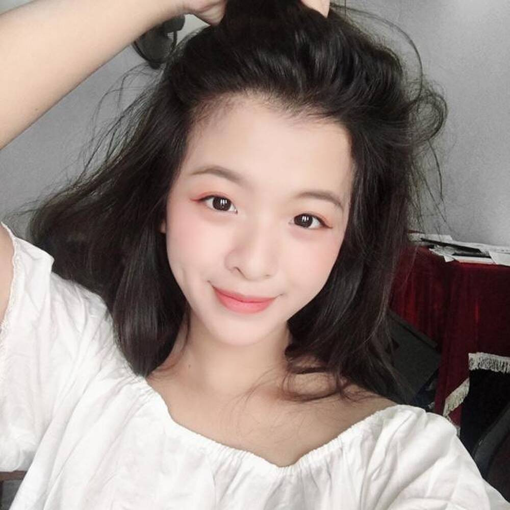 Hình ảnh nhan sắc chưa được make up khiến nhiều người cảm thấy khá bất ngờ vì sự khác biệt giữa Hồng Khanh trên mạng và đời thực.