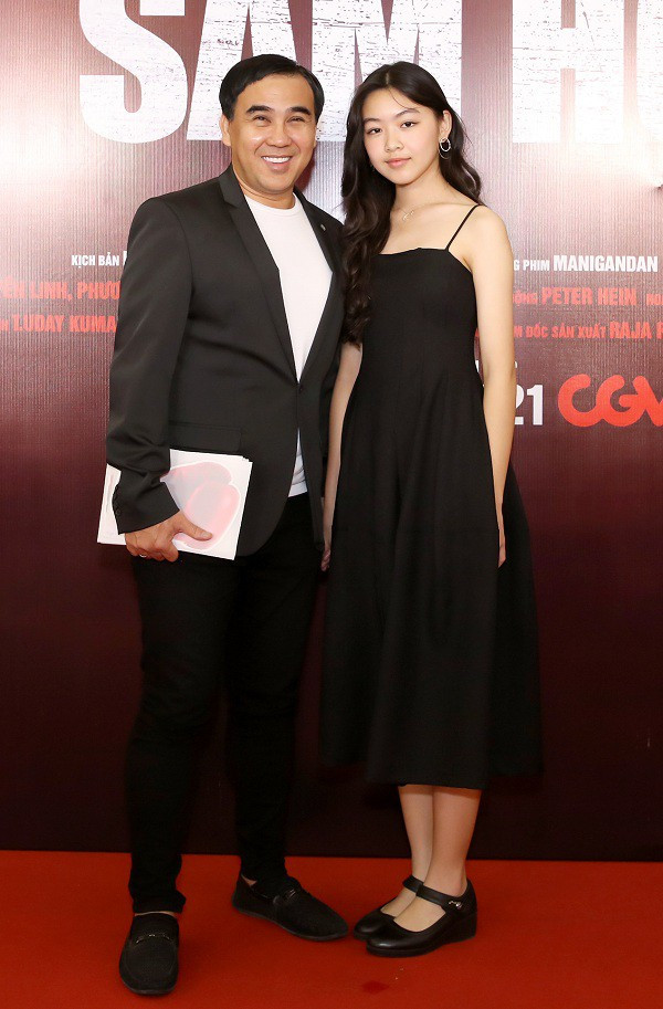 Mới đây, MC Quyền Linh dẫn theo con gái lớn là bé Lọ Lem tham dự một sự kiện giải trí ở TP.HCM. Con gái MC Quyền Linh diện trang phục giản dị, make-up nhẹ nhàng nhưng vẫn hết sức nổi bật, thu hút sự chú ý của cư dân mạng.