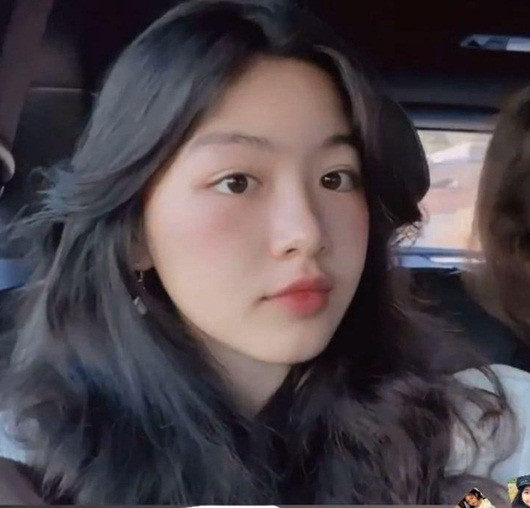 Lọ Lem gây ấn tượng với khán giả với gương mặt thanh tú, đường nét hài hòa.