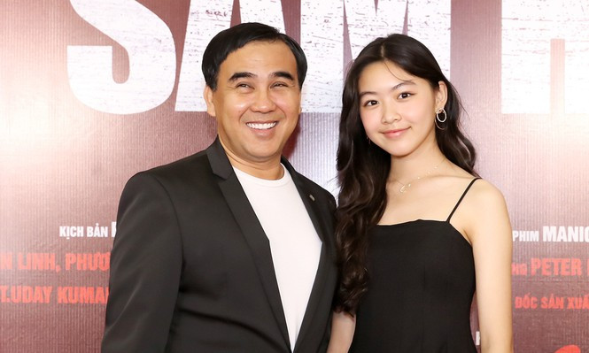 Dù trang điểm cực nhẹ, gần như để mặt mộc, mái tóc buông xõa đơn giản, trang phục giày dép cũng giản dị chứ không hề lộng lẫy rực rỡ nhưng Lọ Lem vẫn xinh đẹp đầy nổi bật trên thảm đỏ.