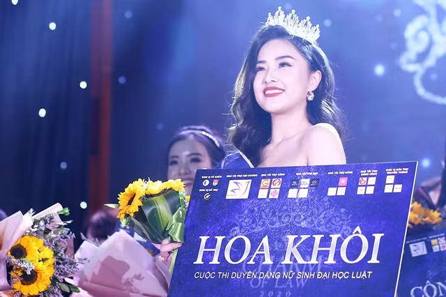Vua dang quang, Hoa khoi DH Luat Ha Noi chiem song MXH