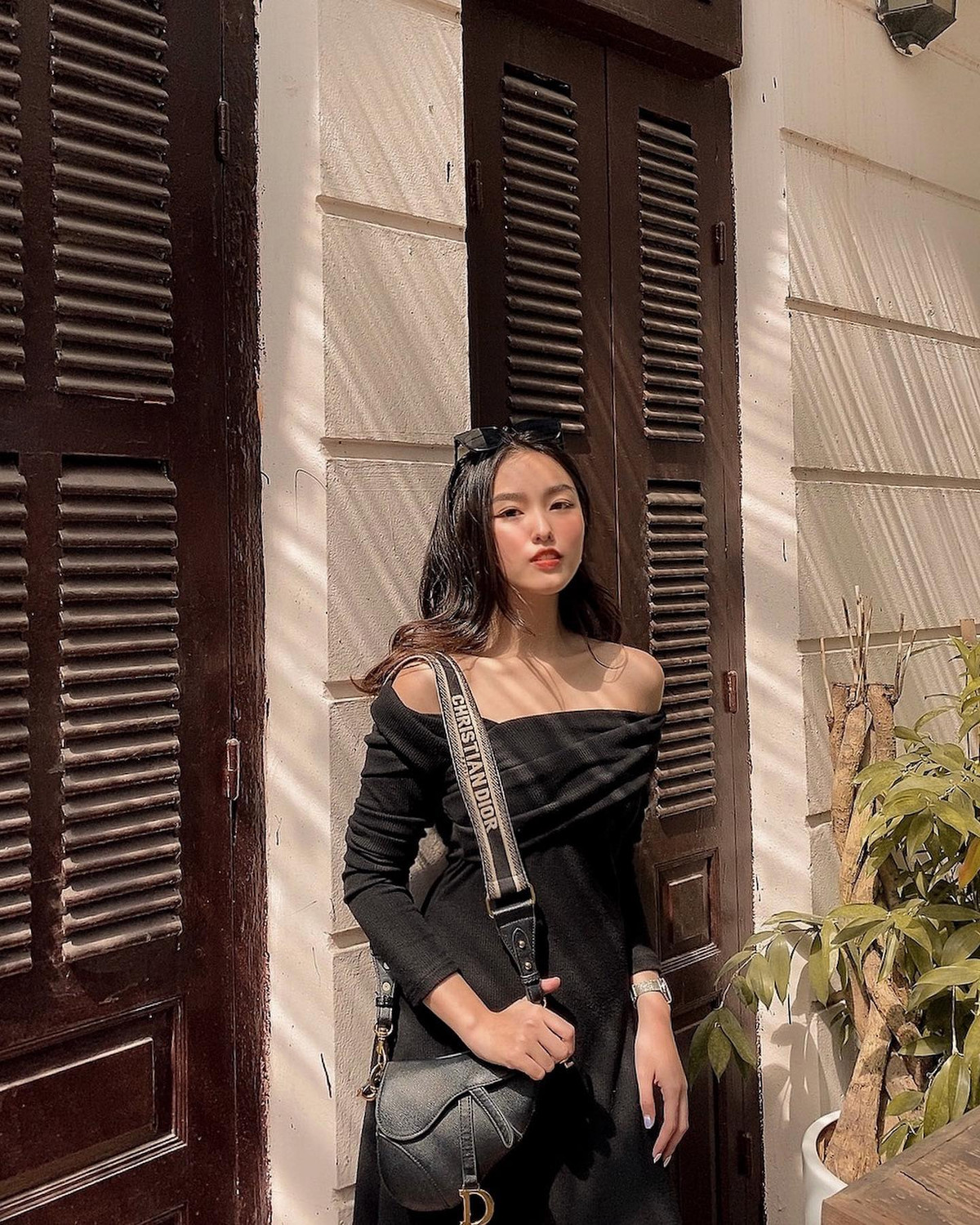 Nữ sinh trường đại học Luật đã xuất hiện trong nhiều bộ ảnh thời trang ấn tượng.