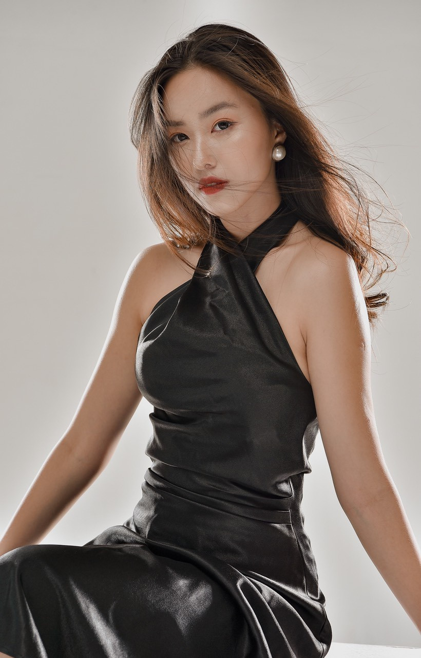 Sương Mai từng sở hữu thành tích học tập đáng nể như: á khoa đầu vào khối chuyên Sử, trường THPT Chu Văn An (Hà Nội); giải ba HSG quốc gia môn Lịch sử năm học 2017-2018,...