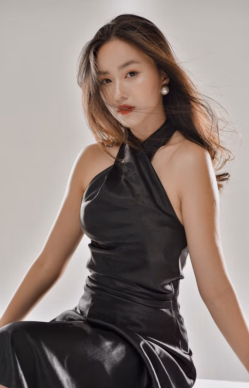 Sương Mai từng sở hữu thành tích học tập đáng nể như: á khoa đầu vào khối chuyên Sử, trường THPT Chu Văn An (Hà Nội); giải ba HSG quốc gia môn Lịch sử năm học 2017-2018,...