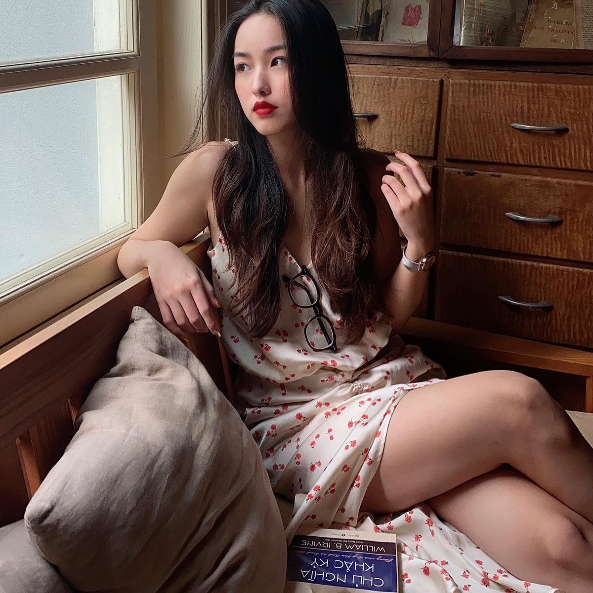 Ngoài việc học trên lớp, từ thời phổ thông, Mai còn làm mẫu ảnh, đóng MV quảng cáo và tập kinh doanh online.