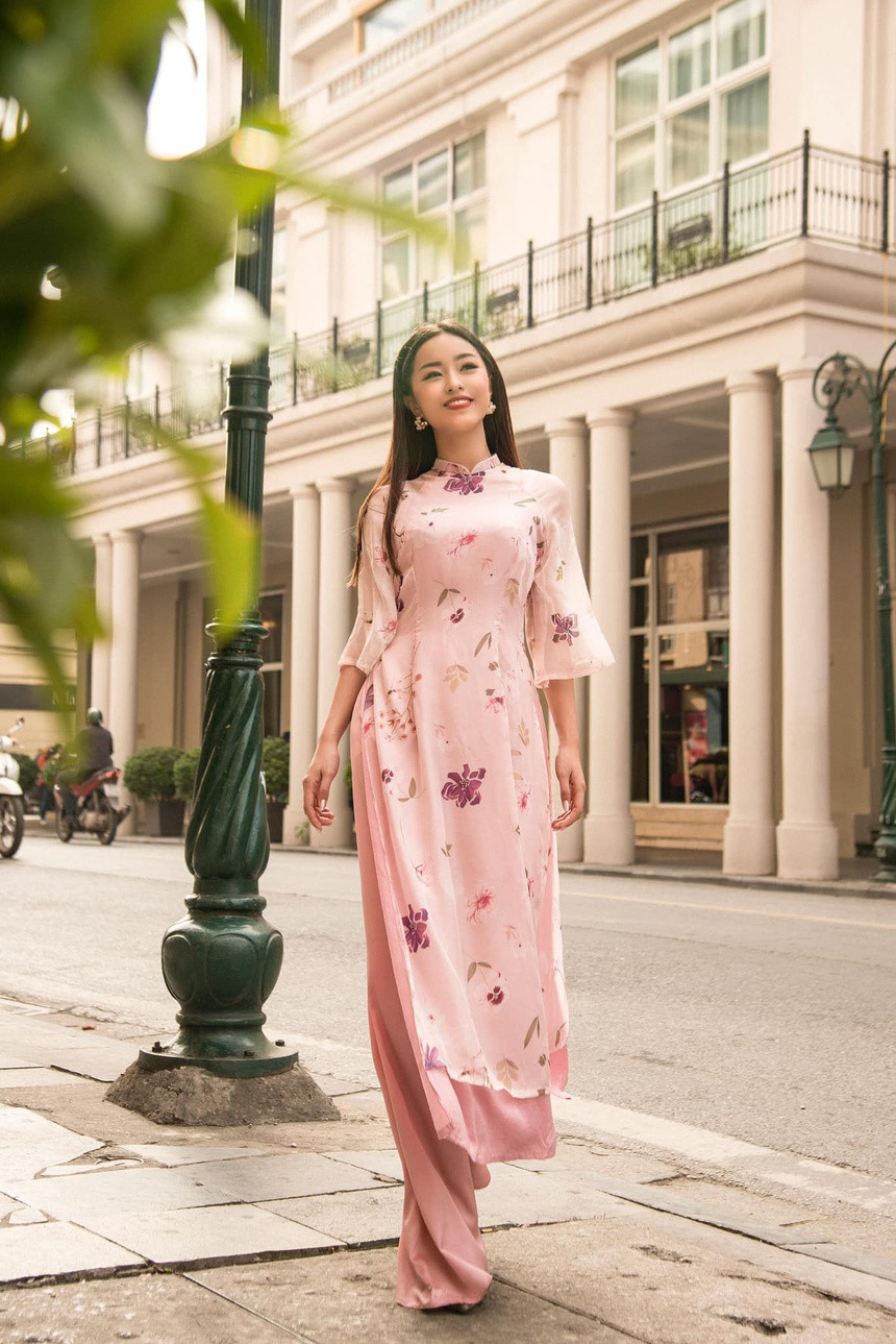 Sương Mai cũng rất ưa chuộng phong cách trang điểm, làm tóc theo kiểu phương Tây.