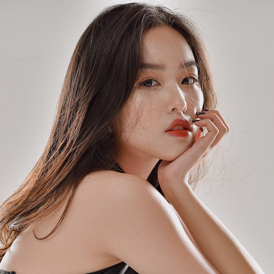 Sương Mai hiện cũng là mẫu ảnh nhờ ngoại hình duyên dáng, nụ cười đẹp và biểu cảm tốt trước ống kính.