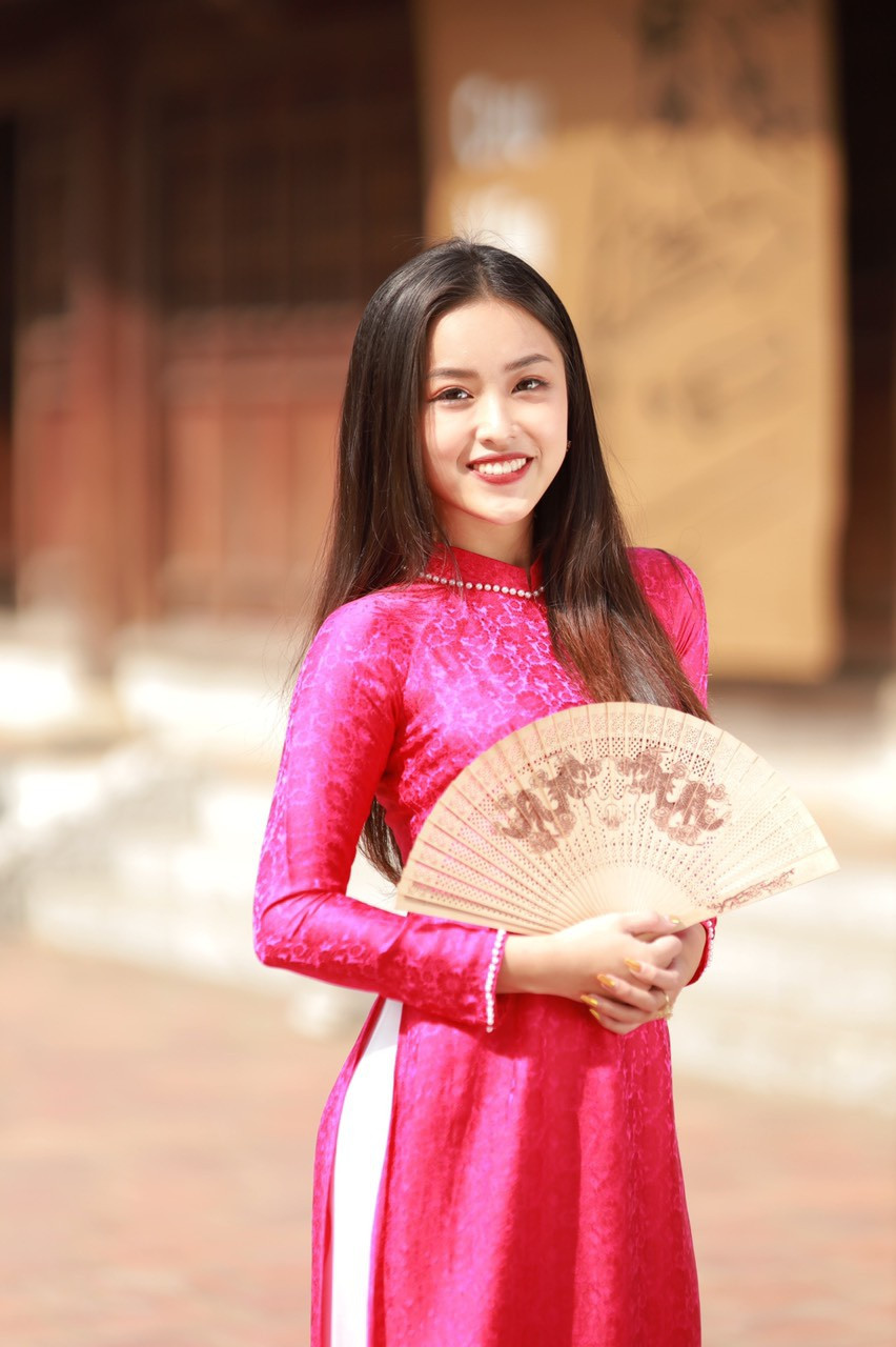 Hoa khôi ĐH Luật hiện là sinh viên năm thứ 2 chuyên ngành Luật Chất lượng cao Đại học Luật Hà Nội, trước đó cô nàng là cựu học sinh trường THPT Chuyên Chu Văn An Hà Nội.