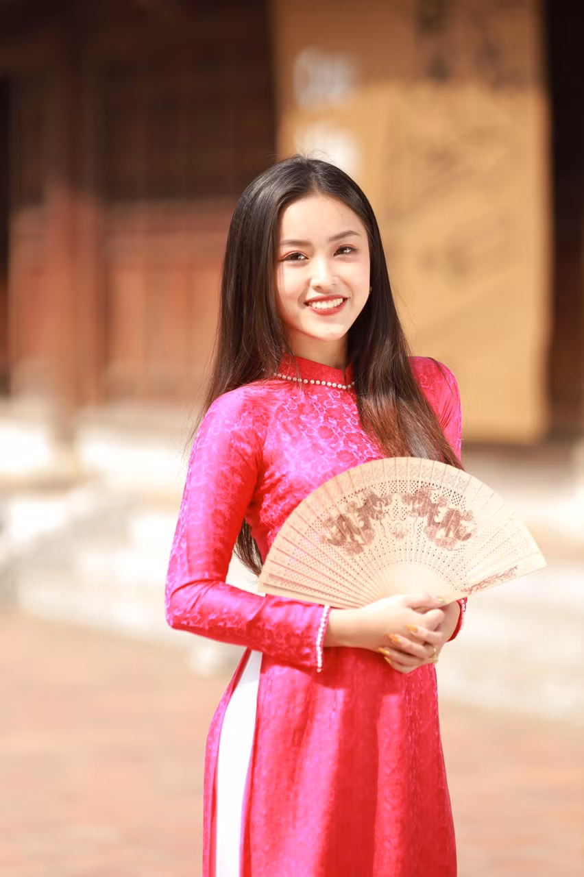 Hoa khôi ĐH Luật hiện là sinh viên năm thứ 2 chuyên ngành Luật Chất lượng cao Đại học Luật Hà Nội, trước đó cô nàng là cựu học sinh trường THPT Chuyên Chu Văn An Hà Nội.