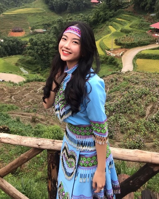 Bên cạnh giọng hát ngọt ngào, cô giáo Nghệ An còn sở hữu ngoại hình xinh xắn, nữ tính. Ngoài công việc giảng dạy, Thùy Linh còn có niềm đam mê với ca hát nên thường cover các ca khúc hot và đăng tải lên mạng.